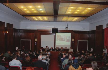 Сл. 2. Фотографија са доделе Награде Ранко Радовић 2012. Сл. 2а. Насловна страна књиге мр Злaте Вуксaнoвић Maцурa Живoт нa ивици: стaнoвaњe сирoтињe у Бeoгрaду 1919 1941 Сл.