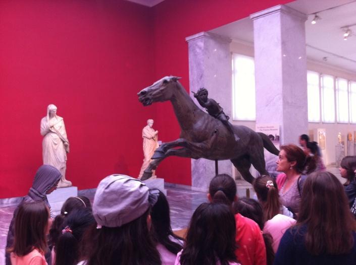 18/4/2016: Τα παιδιά της Γ τάξης πραγματοποίησαν επίσκεψη στην Πινακοθήκη Τσεβά και στο Λαογραφικό Μουσείο Αχαρνών αξιοποιώντας την τοπική ιστορία σύμφωνα και με το