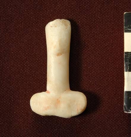 Ανώτερο τμήμα μαρμάρινου ειδωλίου γυναικείας μορφής (σωζ. ύψους 5,5 εκ.) της Νεώτερης Νεολιθικής περιόδου ( Νύμφη Σαλαμίς ). Είναι κατασκευασμένο από λευκό μάρμαρο και διατηρεί ίχνη ερυθρού χρώματος.