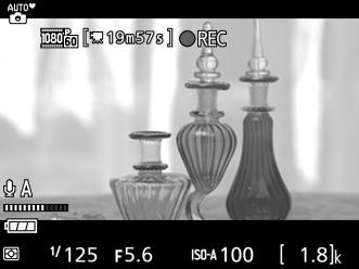 Όταν εμφανίζονται οι ενδείξεις video, μπορείτε να έχετε πρόσβαση στις παρακάτω ρυθμίσεις video πατώντας το κουμπί P: μέγεθος/ποιότητα καρέ video, ισορροπία λευκού (0 121), ευαισθησία μικροφώνου (0