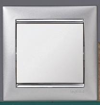 συλλογές Neutral, Graph, Classic και Metallic, δίνοντάς