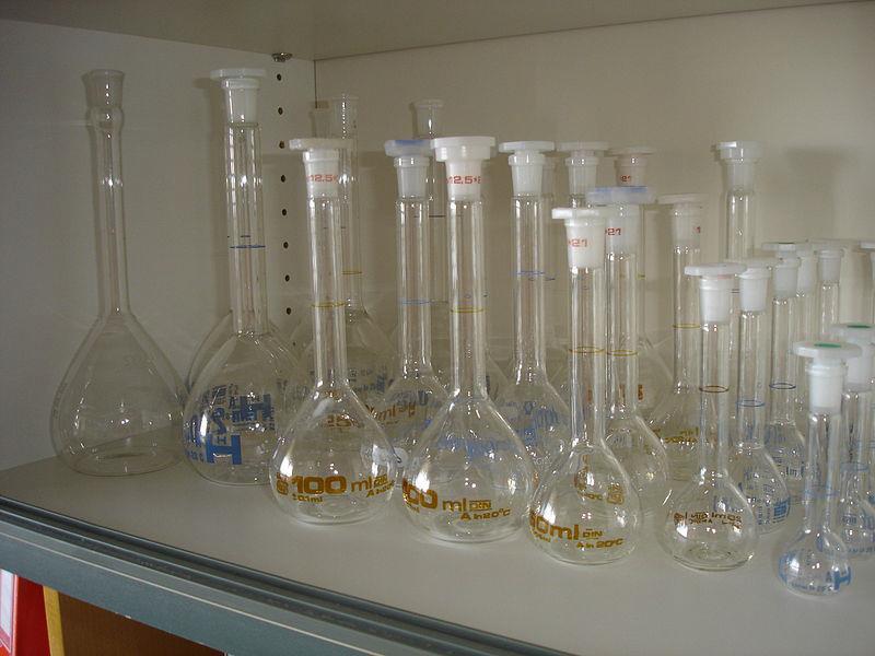 Ογκομετρικές φιάλες Συνήθη μεγέθη: 5 2.000 ml. (5, 10, 25, 50, 100, 250, 500,1.000 και 2.000 ml). Είναι φιάλες, οι οποίες φέρουν χαρακτηριστική γραμμή στο στόμιό τους.