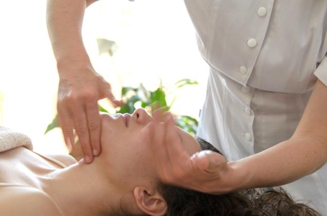 Αισθητικός Βελονισμός Συμπληρωματικές Θεραπείες Oriental Medicine Training Centre Ilaira Bouratinos Θεραπεία Instant Facelift Massage (Μάλαξη Άμεσης Ανόρθωσης) Χρησιμοποιείται ειδικό υποαλλεργικό