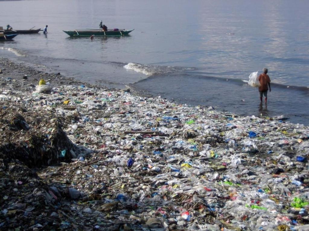 Οι τρεις μεγάλες εκρήξεις 2/3 Μόλυνση Έχουν προκληθεί μη αναστρέψιμες βλάβες στο πλανήτη τουλάχιστον με την σημερινή τεχνολογία- Το 2050 η μάζα από τα πλαστικά απορρίμματα στις θάλασσες, θα είναι