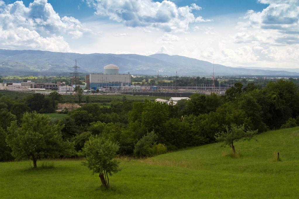 2.3 JEDRSKA ELEKTRARNA V jedrskem reaktorju se z verižno reakcijo cepitev jeder uranovega izotopa 235 ( 235 U) nadzorovano sprošča jedrska energija, ki se (večinoma) spreminja v toploto.