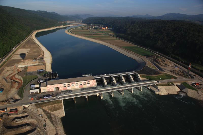 2.4 OBNOVLJIVI VIRI ENERGIJE 2.4.1 Vodne elektrarne Zemlja je edini planet v našem osončju, ki ima tekočo vodo.