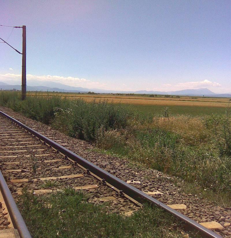 Traseul se desfăşoară în cadrul a trei unităţi majore de relief: depresiunea Braşov, Munţii Perşani şi Depresiunea Transilvaniei.