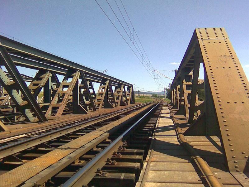 în cel al Târnavei Mari, la limita cu Dealurile Odorheiului şi Homoroadelor, prin localităţile Paloş Ardeal, Beia, Dârju, Archita, Feleag, Mureni, Saschiz, Vânători.