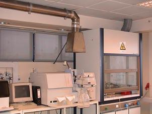 Για να εκτελέσει τους προσδιορισμούς αυτούς, το εργαστήριο διαθέτει πλούσιο αναλυτικό εξοπλισμό: Σύστημα Αέριας Χρωματογραφίας