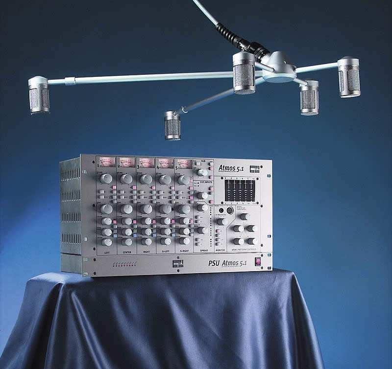Το Atmos 5.1 (Sound Performance Lab, www.soundperformancelab.com), που βλέπουµε στη φωτογραφία δίπλα, αποτελείται από 5 µικρόφωνα (Brauner VM1) τα οποία είναι τοποθετηµένα σε 5 βραχίονες.