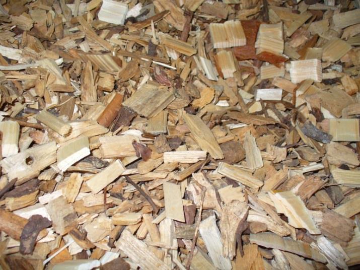 3.5 Biopalivá 3.5.1 Drevné štiepky Drevné štiepky sú 1 5 cm dlhé kúsky dreva, ktoré sa vyrábajú dezintegráciou kusovej drevnej hmoty rôznej veľkosti.
