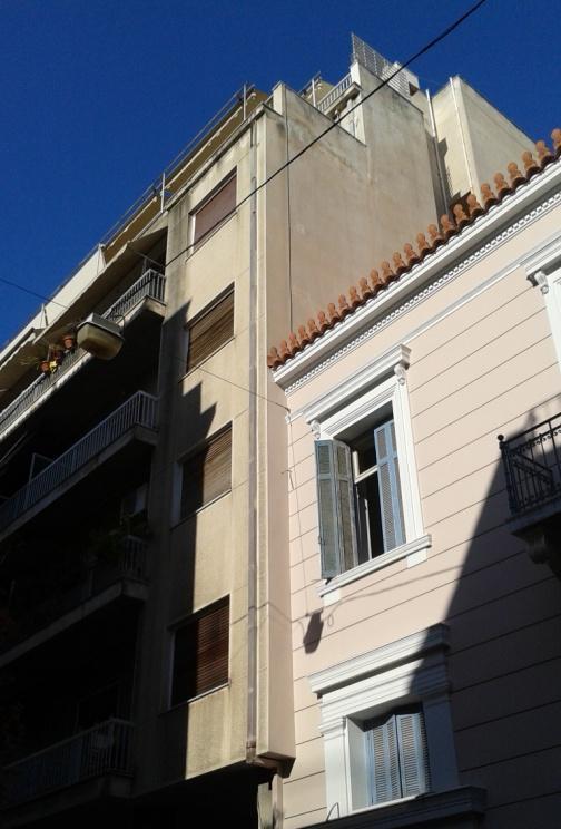 Παραδείγματα Γειτονικών κτιρίων με κίνδυνο κρούσης σε κτίρια με ανισόσταθμες πλάκες υπάρχει