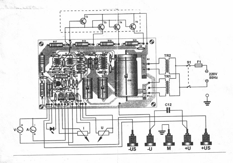 Povezava elektonskih komponent na tiskanem vezju Kratek opis razporeditve komponent Kot lahko vidimo na sliki, je večina komponent na tiskanem vezju, nekatere pa so priključene preko žic.