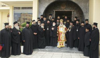 νος ἀπό τόν Σεβ. Ἀρχιεπίσκοπο Κρήτης καί ἄλλους Ἀρχιερεῖς ἀνῆλθε στό Συνοδικό Μέγαρο, ὅπου δέχθηκε τίς ἐγκάρδιες εὐχές τους, ἐνῶ τό μεσημέρι προσφέρθηκε γεῦμα σέ κέντρο ἑστίασης στήν Ἀνώπολη Πεδιάδος.