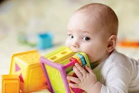 Ένα παιχνίδι για κάθε ηλικία 0-6 μηνών: Το μωρό δεν χρειάζεται πολλά παιχνίδια. Λίγα σε μόνιμη βάση και κάποια που θα προστίθενται για να ζωντανεύουν την περιέργεια και το ενδιαφέρον του.