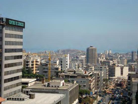 قد يقر ر المالكون تشييد البناء على أي مسافة من الطريق ومن أي طرف من الرصيف بغية تحسين عوامل المبنى. وال تنظم مسائل الترجعات. فتتراص ف األبنية المتالصقة في بيروت بشكل غير مستقيم وغير متساوية االرتفاع.