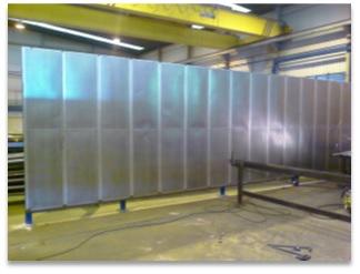 O panel fonoabsorbente está composto por chapa lisa exterior, aínda que pode ser tamén perforada, chapa perforada interior e material absorbente entre medias, como exemplo (ver ficha adxunta).