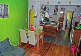 - Školská / Sever/ kompletne prerobený, tichá lokalita, pivnica, 29m2 23,500 eur 1 iz. - Vystrkov / Stred/ plastové okná, zariadený, balkón, pivnica, ihneď voľný 43m2 29,000 eur 2 iz.