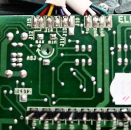 Conector pereche cu conectorii montaţi pe capacul faţă, pe care este montată placa electronică cu reglajul de NIVEL Conector pereche cu conectorii de pe carcasa