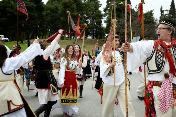 γονιμότητας, εδώ και 200 χρόνια, στην αμπελοστεφάνωτη επτάπυλη Θήβα, πόλη πανάρχαιη και σεβαστή στην ιστορία και την παράδοση, πατρίδα του αμπελιού και του κρασιού, γενέτειρα του Βάκχου, σμίγουν τα