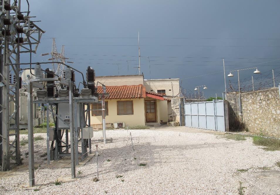 Σε περιπτώσεις ύπαρξης επικίνδυνων τάσεις επαφής κατά μήκος της περίφραξης, μετά τη λήψη όλων των αναγκαίων μέτρων και διορθώσεων (επίστρωση με κατάλληλο υλικό επιφανείας) τότε αυτή πρέπει να