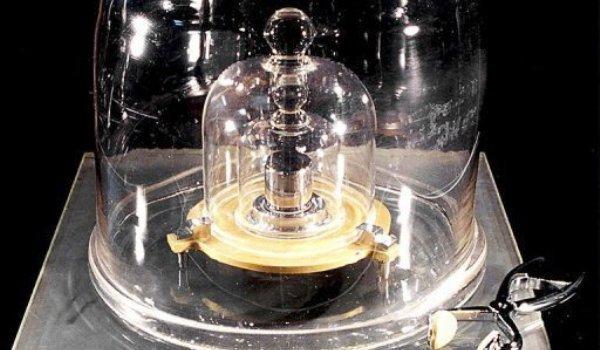 Metrul reprezintă lungimea egală cu 1.650.763,73 lungimi de undă în vid ale radiaţiei care corespunde tranziţiei între nivelele de energie 2p10 şi 5d5 ale atomului de kripton 86.