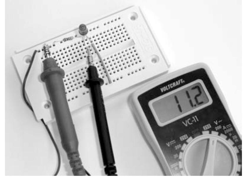 Setaţi multimetrul pe domeniul de măsurători tensiune alternativă 200 V şi puneţi în funcţiune circuitul cu led anterior.