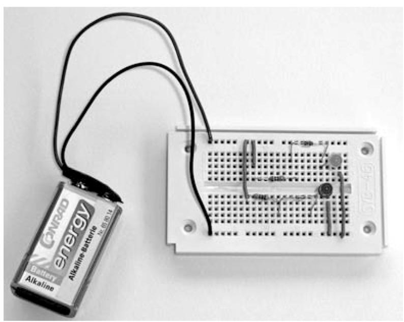 Asamblaţi un circuit simplu cu led. Acesta este compus dintr un led cu o rezistenţă de 1 kω. Adăugaţi şi o diodă în serie. Asamblaţi pe placa pentru experimente o a doua ramificaţie cu led.