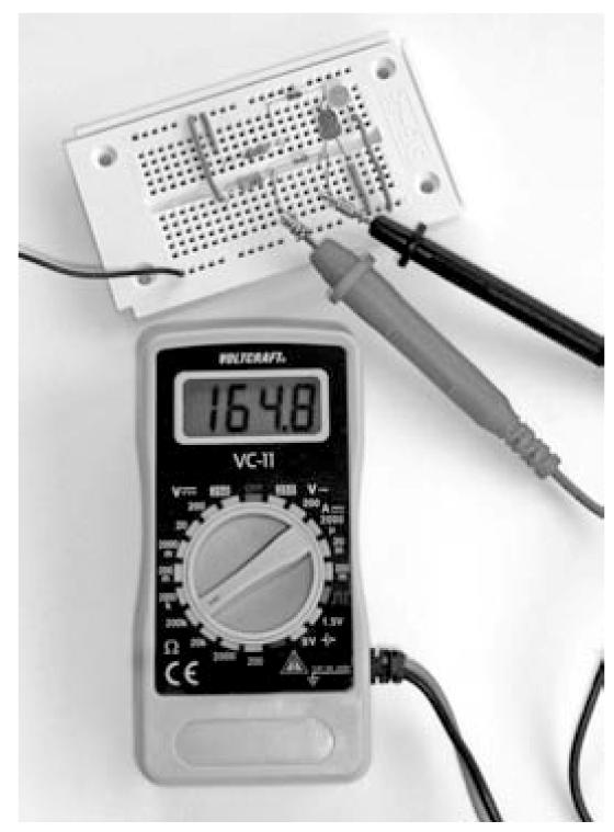 Imaginea 71: Dacă aplicaţi cablul roşu pe partea diodei marcată prin inel, dioda este măsurată în direcţia fluxului de curent.