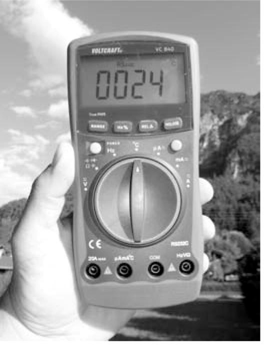 Imaginea 77: După ce aţi setat multimetrul pe domeniul de măsurare al temperaturii puteţi măsura temperatura ambientală.