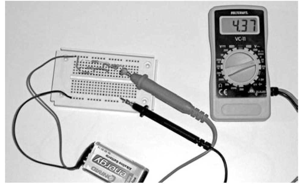 Imaginea 81: Pentru a calcula puterea absorbită şi lucrul electric trebuie să determinaţi prima dată tensiunea totală U tot... Imaginea 82:...şi curentul Itot care trece prin circuit.