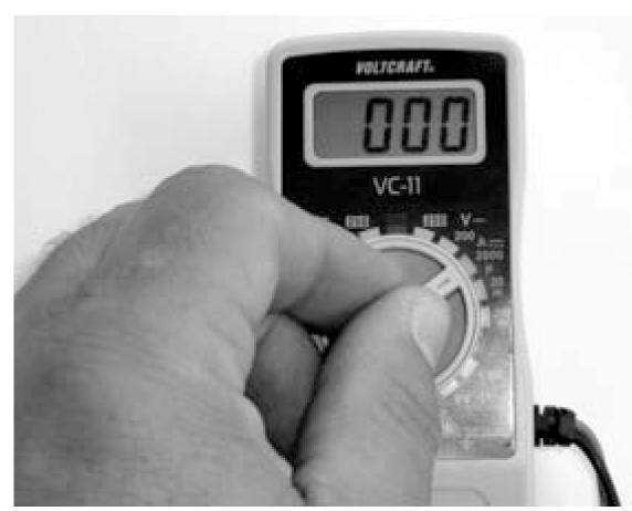 În cazul modelului Voltcraft VC 11 pentru măsurarea tensiunii continue acest domeniu este 250 V. Dacă displayul afişează o valoare măsurată foarte mică, ca de ex.