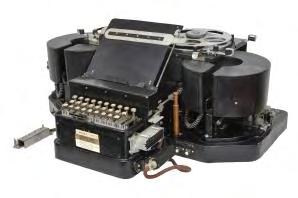 χρησιμοποιήθηκε κατά τον Β Παγκόσμιο Πόλεμο. Η μηχανή αποτελείται από πέντε τροχούς που άλλαζαν τα γράμματα της αλφαβήτου.