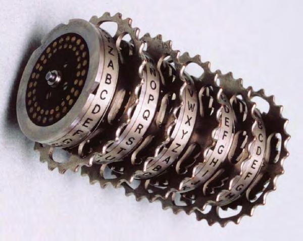 Η κωδικοποίηση της μηχανής Enigma έσπασε στη δεκαετία του 1930 από τον πολωνό μαθηματικό Marian Rejewski.