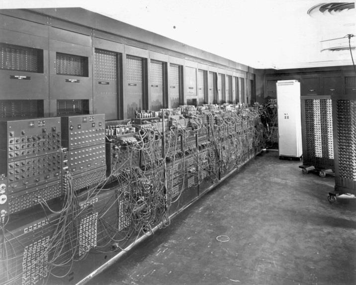 Μεταξύ 1943 και 1945, κατασκευάστηκε ο πρώτος ηλεκτρονικός υπολογιστής γενικής χρήσης, που αναφέρεται ως Electronic Numerical Integrator and Computer (ENIAC).
