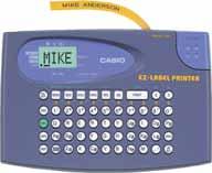 2-riadková tlač, rozlíšenie 200 dpi, QWERTY klávesnica, 24 veľkostí písma, XR 12WE v balení, znaky pre 14 jazykov, horizontálna tlač, automatické vypnutie, tlačový náhľad, napájanie 6xLR06 Popisovač