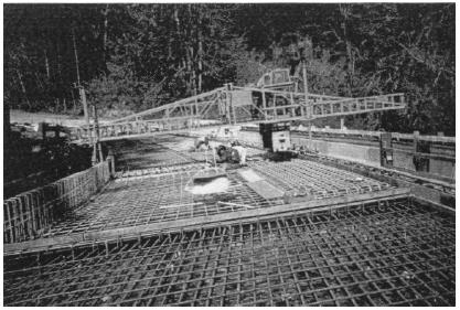 Εικόνα 10.6: Εγκατάσταση σωληνώσεων θερµού ρευστού σε κατάστρωµα γέφυρας.