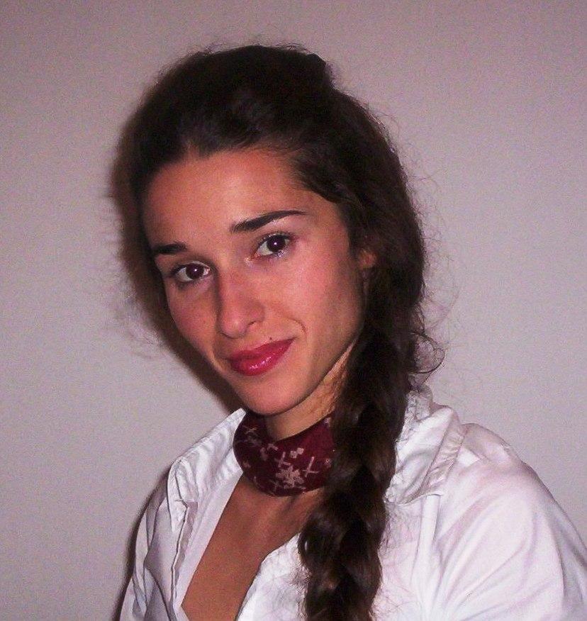 Biograja Nada Cvetkovi je rožena 22. maja 1989. godine u Senti. Godine 2004. zavr²ava Osnovnu ²kolu "ƒeh Karolj" u Adi kao nosilac Vukove diplome i u enik generacije.