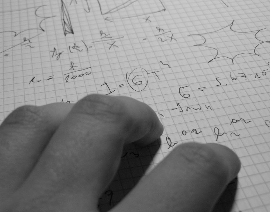 Osnovni objekt koji se proučava u matematičkoj analizi jest funkcija jedne realne varijable.