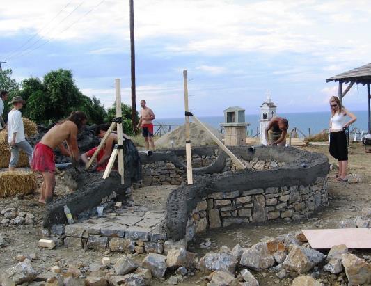 πρέπει να στεγνώσει και να στερεοποιηθεί, ώστε να μπορέσει να υποστηρίξει την επόμενη. Η ίδια τεχνική επαναλαμβάνεται μέχρι το τελικό ύψος του τοίχου, που θα υποδεχτεί τη στέγη.