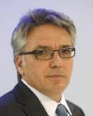 O Μιχάλης Βερροιόπουλος γεννήθηκε το 1964 στην Αθήνα. Είναι πτυχιούχος Πολιτικός Μηχανικός του Πανεπιστημίου Πατρών (1989).