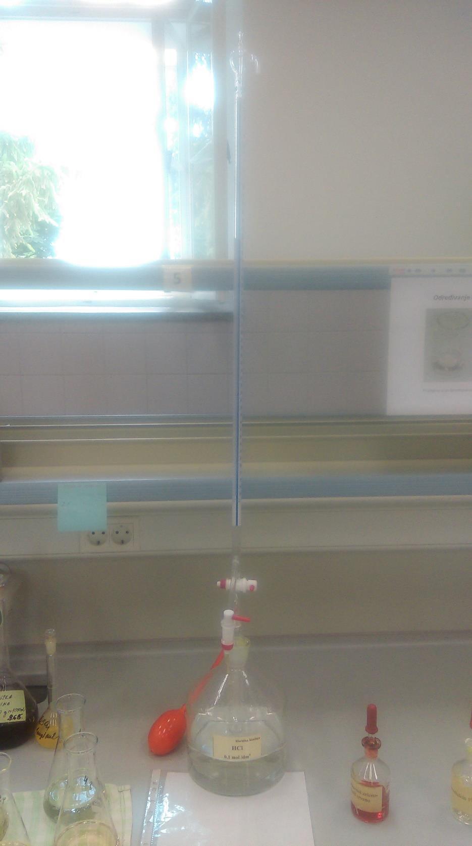 Slika 28. Aparatura s kloridnom kiselinom Na slici 28. je vidljiva aparatura s kloridnom kiselinom i indikatroska otopina bromkrezol zelenog- metil crvenog.