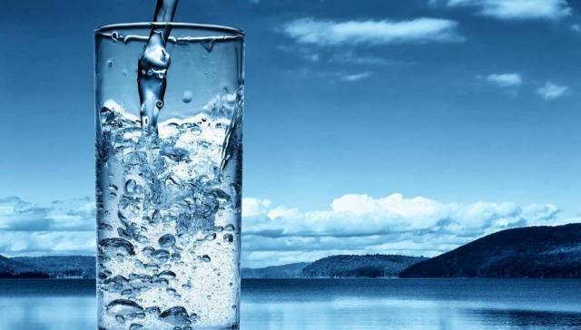 2.1.1. Κατηγορίες Εμφιαλωμένου Νερού Το εμφιαλωμένο νερό διακρίνεται σε τρείς μεγάλες κατηγορίες, οι οποίες είναι: Εικόνα 3 Κατηγορίες Νερού Επιτραπέζιο Νερό Είναι το νερό που χρησιμοποιείται για
