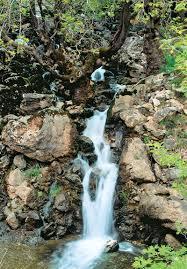 Το φυσικό μεταλλικό νερό είναι μικροβιολογικά κατάλληλο προς πόση, έχει υποχρεωτικά υπόγεια προέλευση και αντλείται από μία ή περισσότερες φυσικές πηγές ή τεχνητές εξόδους μιας πηγής.