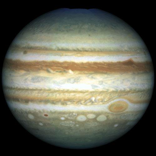 179. Ima li Zemlja veću masu od nekog planeta Jupiterove skupine? 180. Tko je otkrio četiri najveća Jupiterova pratioca? 181. Kako se zove planet prikazan slikom? Kakve sve pojave zapažaš? 182.