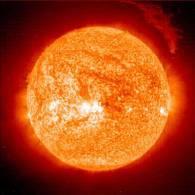231. Na slikama je prikazana jedna od pojava snimljenih na Suncu. Ona se prostire visoko nad površinom Sunca. Upiši naziv te pojave! 232. Kolika je masa Sunca? 233.
