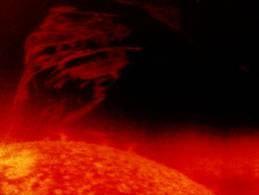 U kakvom se agregatnom stanju nalazi Sunce? 237. Je li korona najgušći ili najrjeđi dio Sunčeve atmosfere? 238. Podijelimo li Sunčevu masu s volumenom, izračunali smo njegovu prosječnu gustoću.