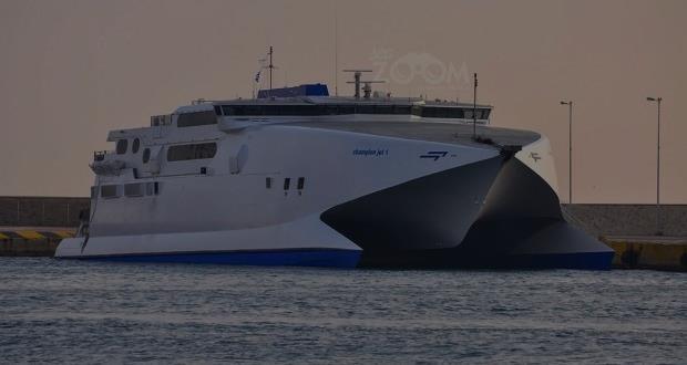 Παράλληλα με τον κλασικό τύπο έχει εμφανισθεί σημαντικός αριθμός παραλλαγών, όπως π.χ. τα foil assisted catamarans, τα οποία φέρουν πτερύγια όπου αναπτύσσεται δυναμική άντωση, η οποία παραλαμβάνει μέρος του εκτοπίσματος.