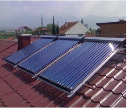 11. INSTALACIJA SOLARNOG KOLEKTORA Solarni kolektori mogu da se instaliraju na ravan krov, ali i na kosi krov.