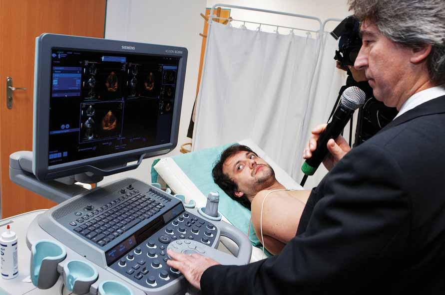 Z D R A V I E Klinické testy: Slovensko by potrebovalo aspoň päť echokardiografov Acuson SC2000, tvrdí kardiológ Gabriel Valočik (na snímke vpravo) Srdcia na výsluchu AUTOR: ZDENĚK URBAN FOTO: PETER